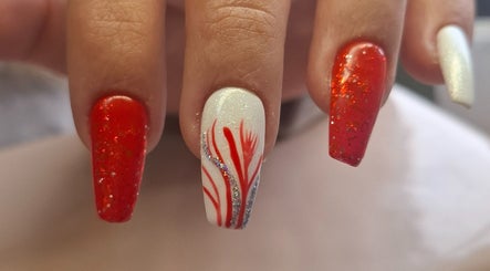 Diseño de uñas con esmalte rojo y blanco en SelecabreraStudio, Córdoba, Córdoba, AR.
