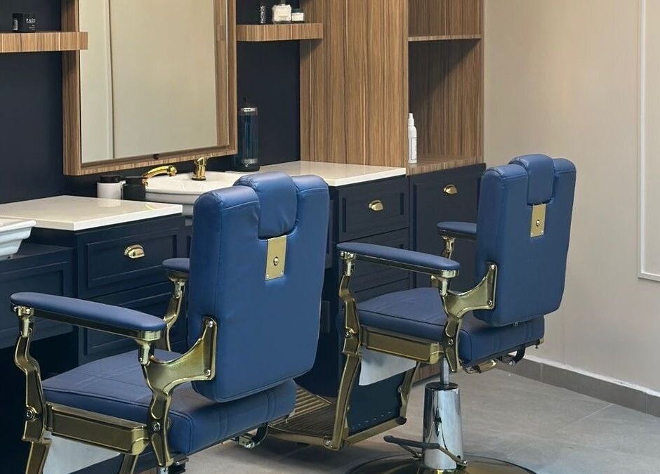 Moderna barbería en Scotch & Blade, Cuajimalpa, Ciudad de México, MX con sillas de cuero azul elegante.