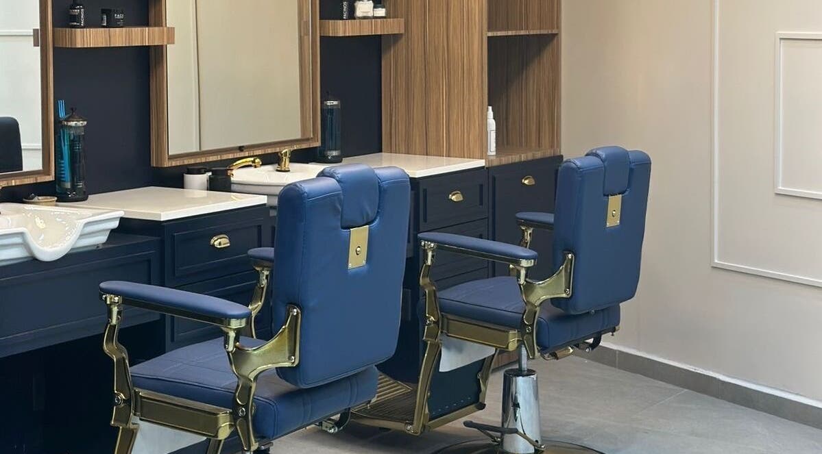 Moderna barbería en Scotch & Blade, Cuajimalpa, Ciudad de México, MX con sillas de cuero azul elegante.