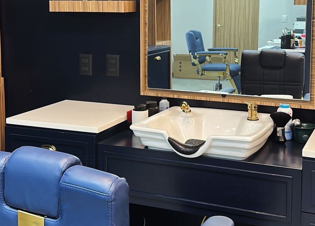 Área de lavado en Scotch & Blade, Cuajimalpa, Ciudad de México con mobiliario moderno.