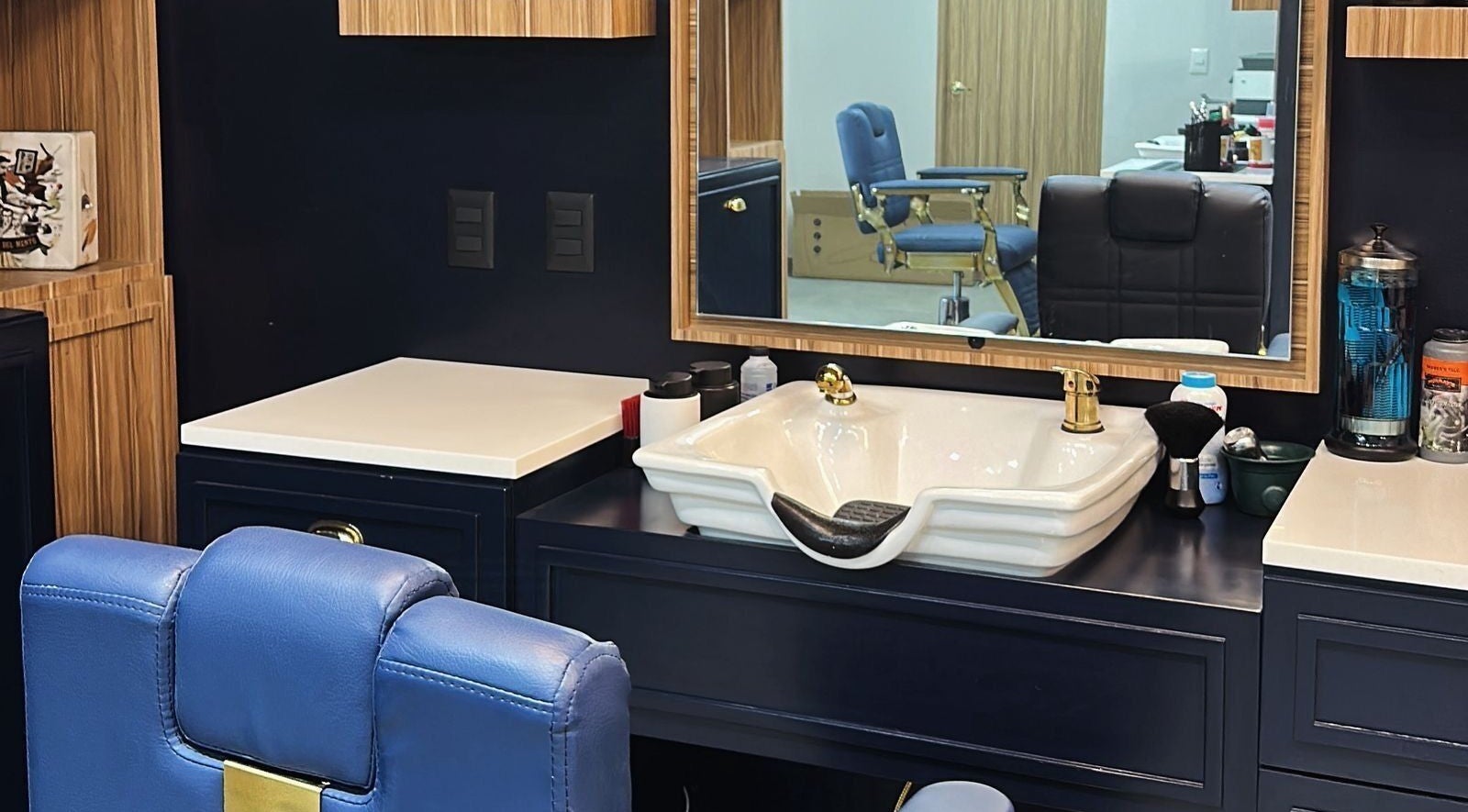 Área de lavado en Scotch & Blade, Cuajimalpa, Ciudad de México con mobiliario moderno.