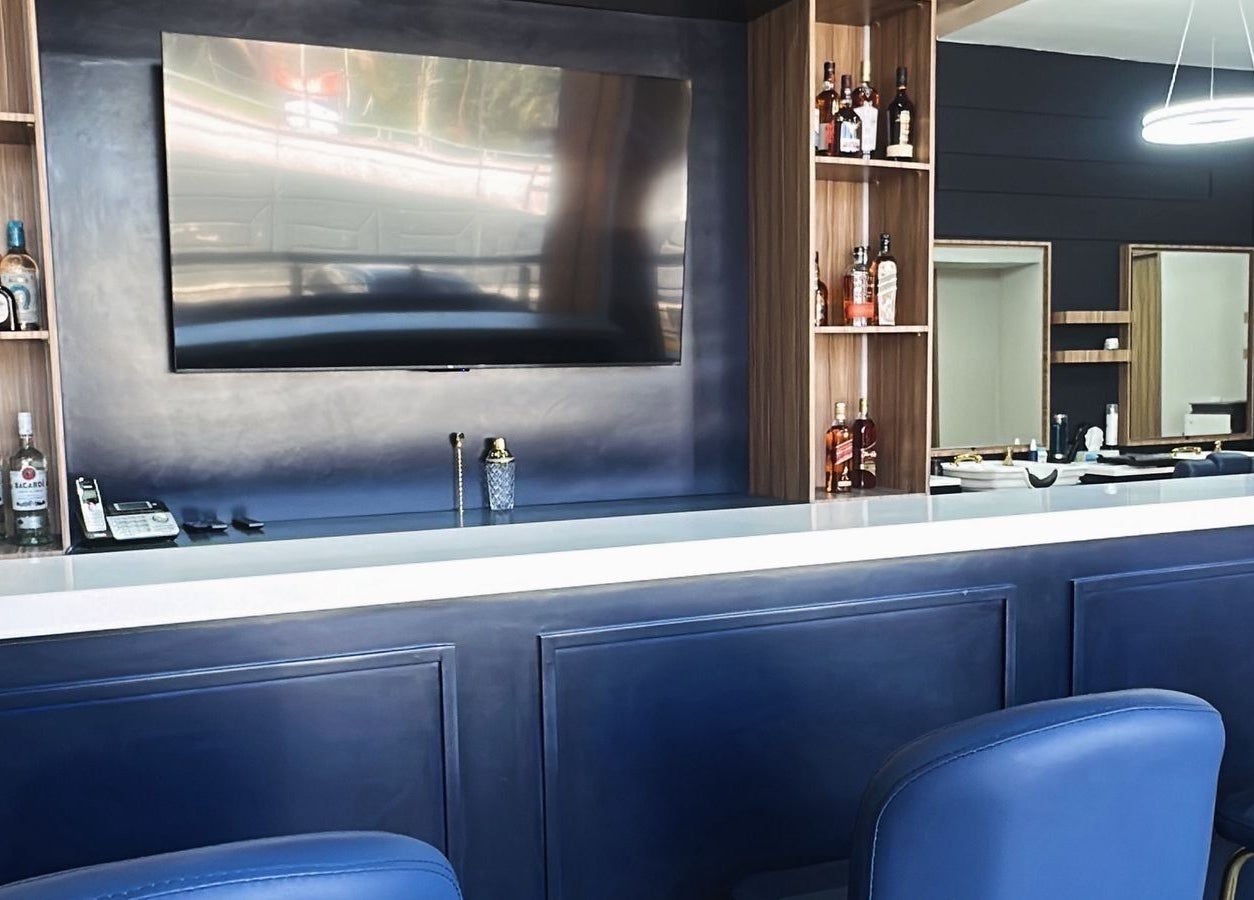 Barra moderna en Scotch & Blade, Cuajimalpa, Ciudad de México, MX, con botellas y asientos de lujo.
