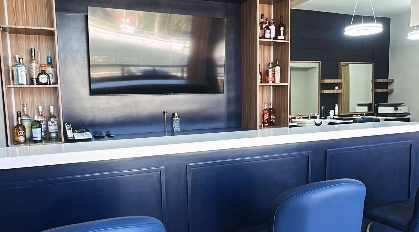 Barra moderna en Scotch & Blade, Cuajimalpa, Ciudad de México, MX, con botellas y asientos de lujo.