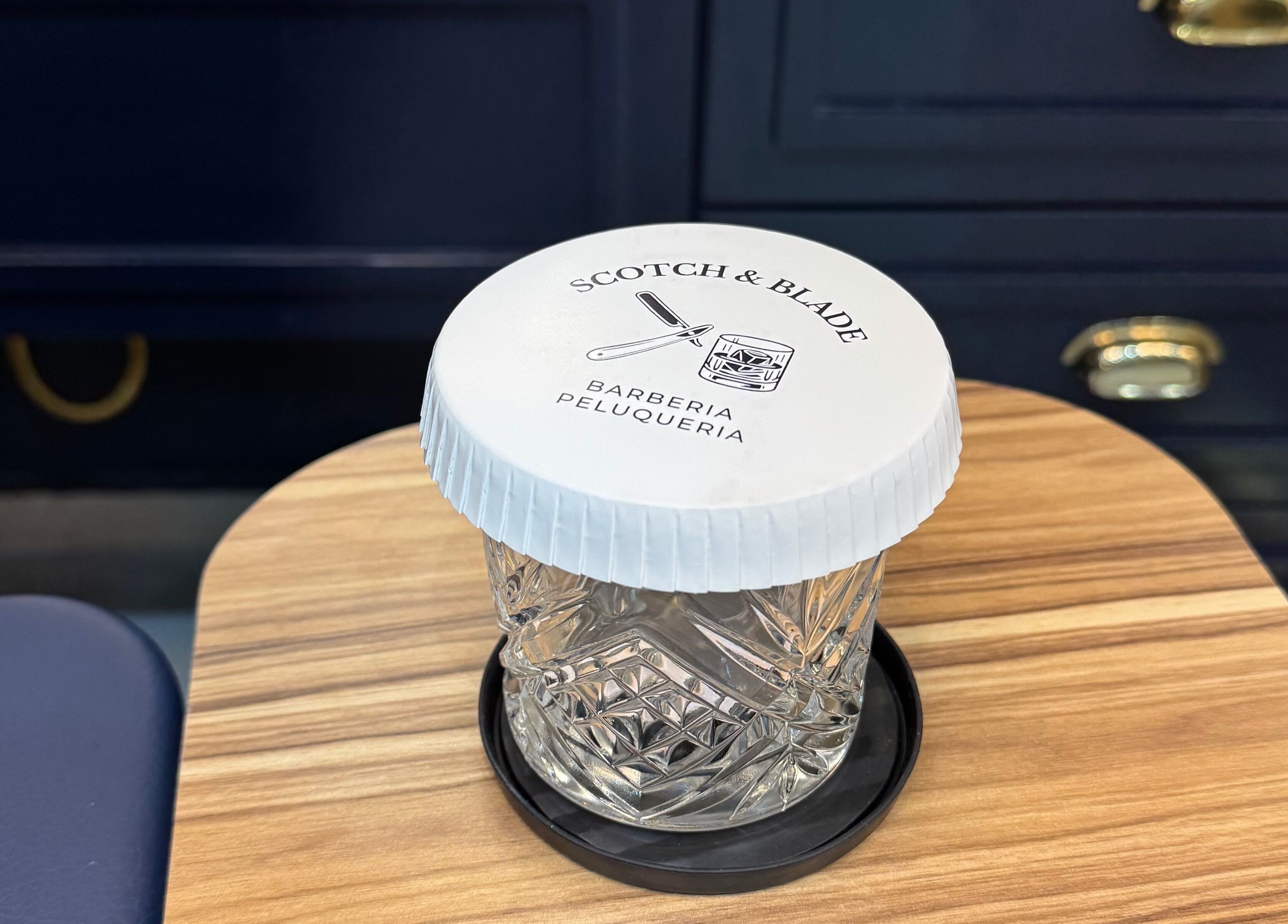 Vaso de cristal decorativo en Scotch & Blade, Cuajimalpa, Ciudad de México, MX.