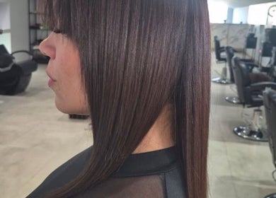 Stylish haircut in BROWOLOGY salon, Carolina, San Juan, PR with sleek brown layers.