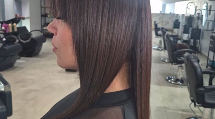 Stylish haircut in BROWOLOGY salon, Carolina, San Juan, PR with sleek brown layers.