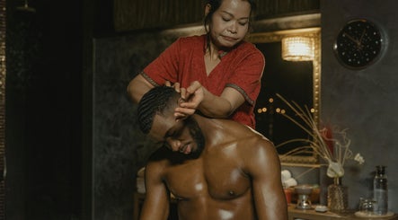 Therapist giving a relaxing massage at The King’s Cosmetics, New York, New York, US in a serene setting.