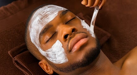 Man enjoying facial mask at The King’s Cosmetics, New York, New York, US for ultimate relaxation.