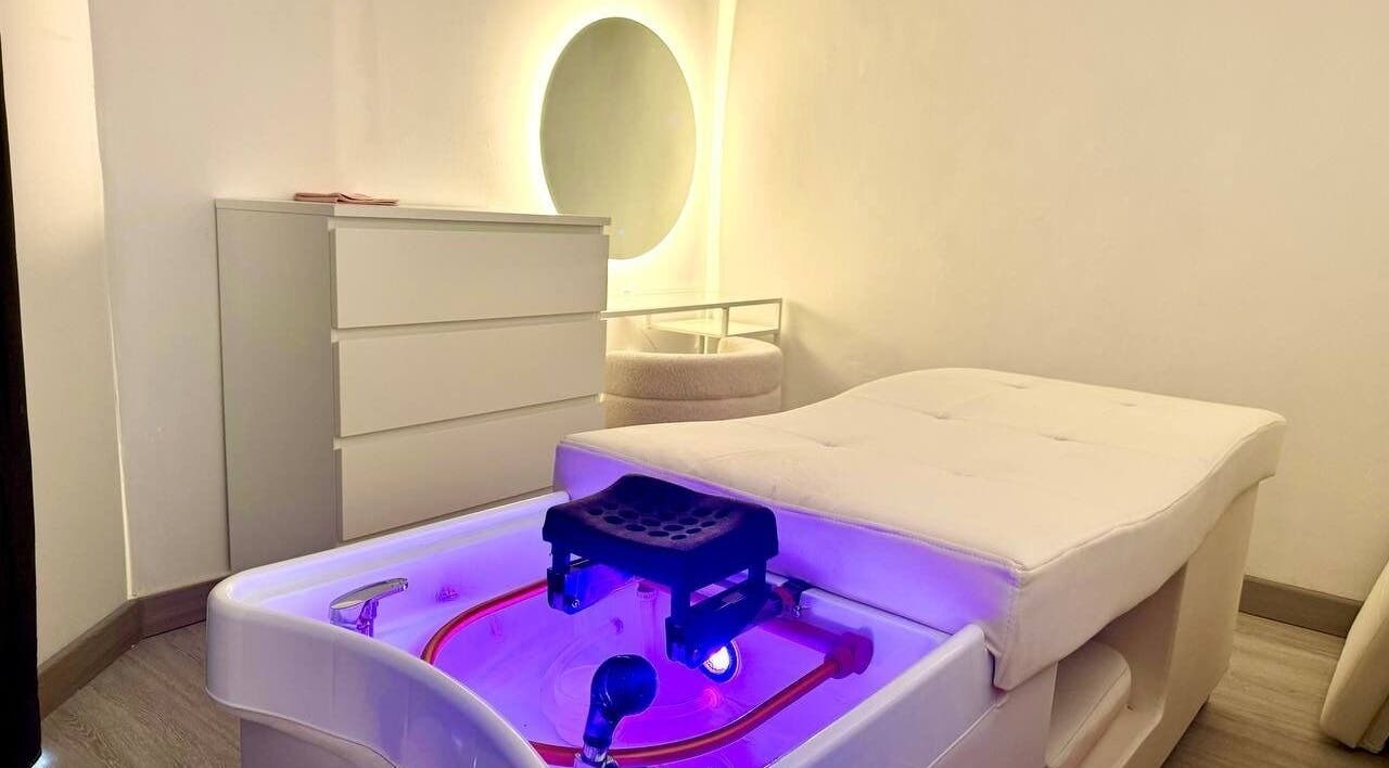 Relaxing spa room at Faramayy beaute, Kuala Lumpur, enhances beauty and wellness with modern, plush amenities.