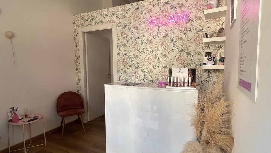 Entrata di GLAM Estetica & Benessere a Grottaglie, Puglia, IT, con decorazione elegante e pannello floreale.