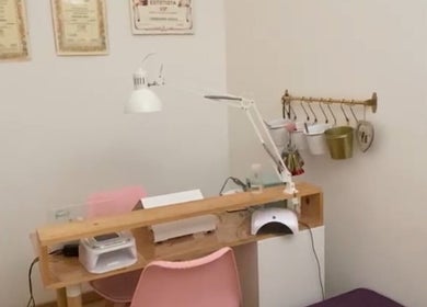 Studio estetico presso GLAM Estetica & Benessere, Grottaglie, Puglia, IT, con lampada e arredamento moderno.