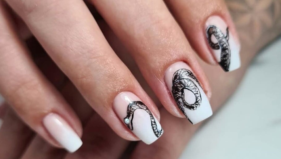 Design d'ongles serpent noir chez Ongles & Co by M, Saulcy-sur-meurthe, Grand Est, FR.