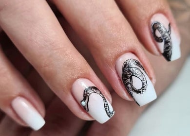 Design d'ongles serpent noir chez Ongles & Co by M, Saulcy-sur-meurthe, Grand Est, FR.