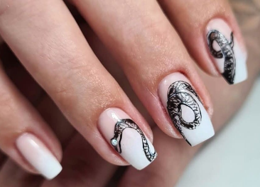 Design d'ongles serpent noir chez Ongles & Co by M, Saulcy-sur-meurthe, Grand Est, FR.