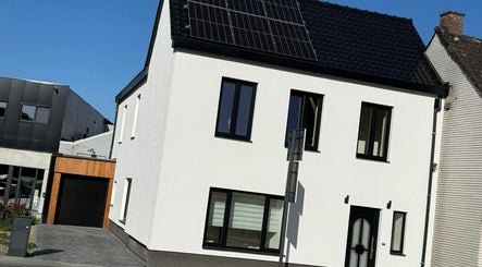 Witte gevel van Febeautique in Waasmunster, Vlaanderen, BE met een strak modern ontwerp.
