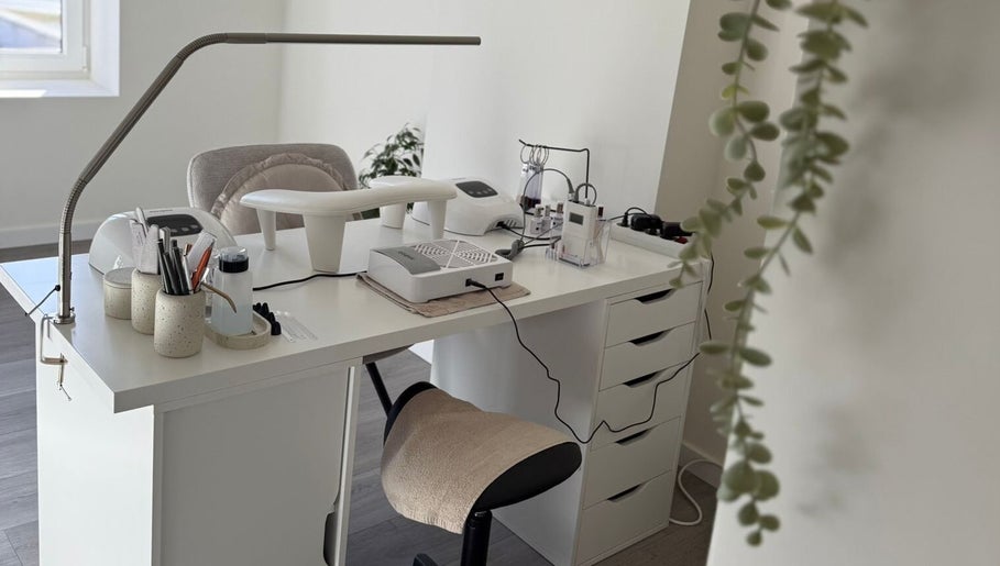 Stijlvolle nagelstudio bij Febeautique in Waasmunster, Vlaanderen, BE, met moderne apparatuur en serene sfeer.