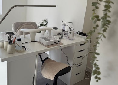 Stijlvolle nagelstudio bij Febeautique in Waasmunster, Vlaanderen, BE, met moderne apparatuur en serene sfeer.