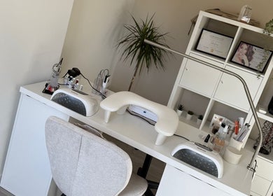 Nageltafel bij Febeautique in Waasmunster, Vlaanderen, BE, met moderne apparatuur en decoratie.