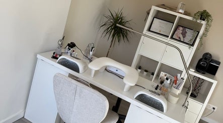 Nageltafel bij Febeautique in Waasmunster, Vlaanderen, BE, met moderne apparatuur en decoratie.