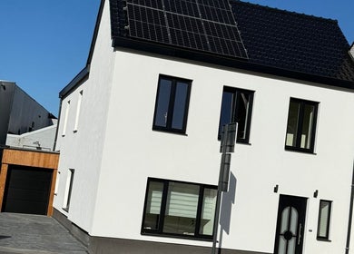 Modern gebouw van Febeautique in Waasmunster, Vlaanderen, BE met strakke lijnen en zonnepanelen.