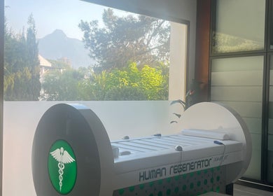 Ontspanningsruimte bij Energy Health Clinic in Marbella, Andalucía met moderne regeneratiemachine.