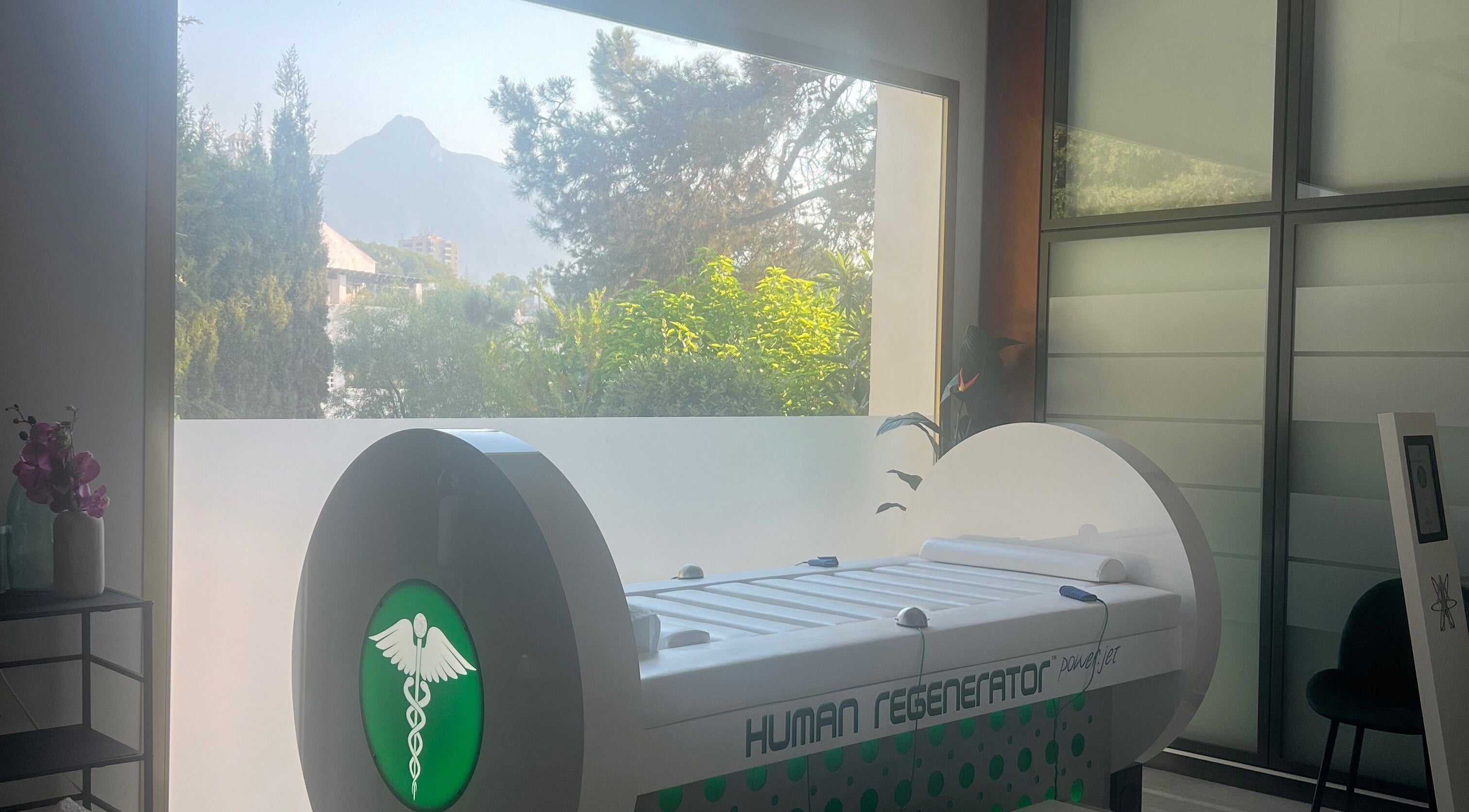 Ontspanningsruimte bij Energy Health Clinic in Marbella, Andalucía met moderne regeneratiemachine.