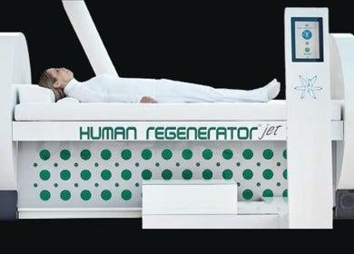 Ontspan in een geavanceerde regeneratiecabine bij Energy Health Clinic in Marbella, Andalucía, ES.