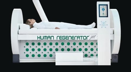 Ontspan in een geavanceerde regeneratiecabine bij Energy Health Clinic in Marbella, Andalucía, ES.