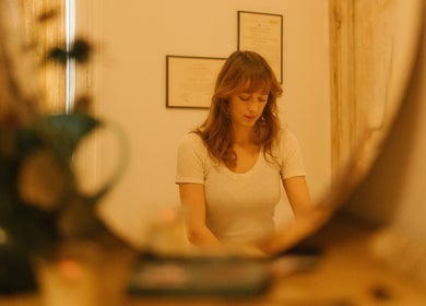 Praticienne dans une salle de massage paisible au Prana Paris Massage et naturopathie, Paris, Île-de-France, FR.