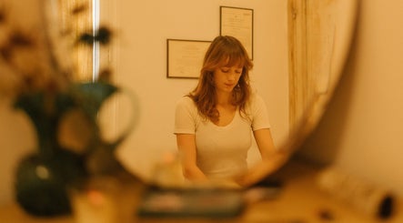 Praticienne dans une salle de massage paisible au Prana Paris Massage et naturopathie, Paris, Île-de-France, FR.