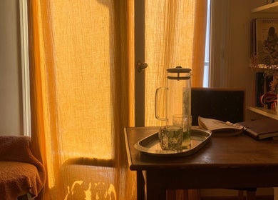 Lumière dorée filtrée par des rideaux au lieu Prana Paris Massage et naturopathie selon l’Ayurvéda, Paris, Île-de-France, FR.