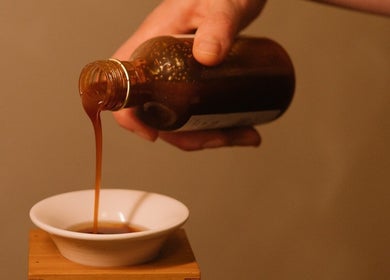 Huile coulant dans un bol chez Prana Paris Massage et naturopathie selon l’Ayurvéda, Paris, Île-de-france, FR.