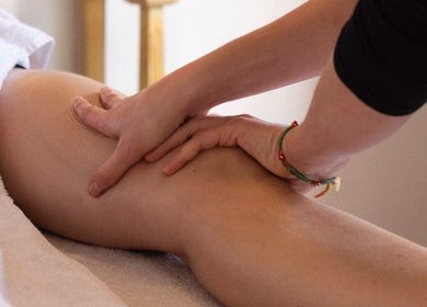 Massage des jambes à Prana Paris, Île-de-France, FR, pour détente et bien-être Ayurvéda.