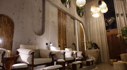 Relaxing seating area at Côte nail spa | كوت سبا in Riyadh, Riyadh Province, SA, with elegant decor.