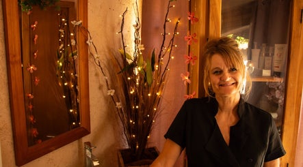 Professionnelle souriante à Entre Hyères et Deux Mains, Hyères, Provence-alpes-côte D'azur, FR.