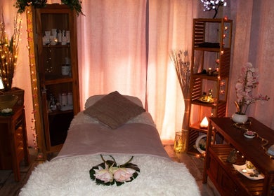 Espace spa zen chez Entre Hyères et Deux Mains, Hyères, Provence-alpes-côte D'azur, FR, avec table de massage.