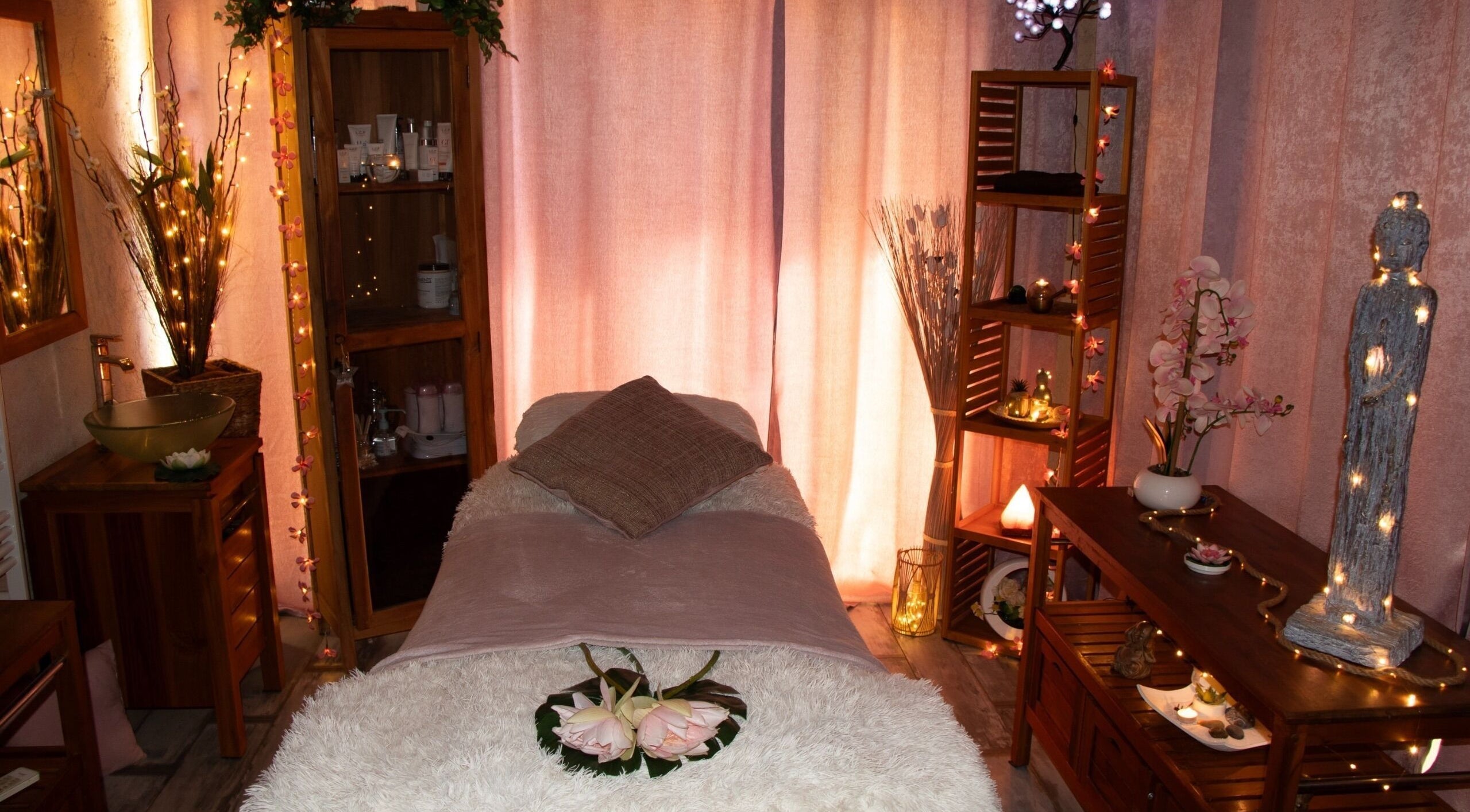 Espace spa zen chez Entre Hyères et Deux Mains, Hyères, Provence-alpes-côte D'azur, FR, avec table de massage.