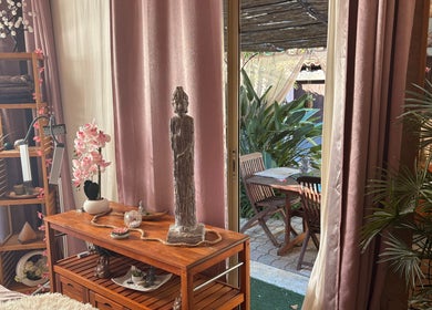 Espace relaxant avec décoration zen chez Entre Hyères et Deux Mains, Hyères, Provence-Alpes-Côte d'Azur, FR.