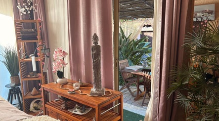 Espace relaxant avec décoration zen chez Entre Hyères et Deux Mains, Hyères, Provence-Alpes-Côte d'Azur, FR.