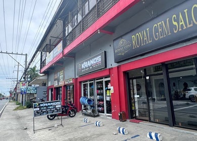 Exterior view of ROYAL GEM SALON CAPAS BRANCH on a busy street in Capas, Central Luzon, PH.