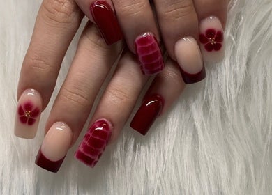 Stylish manicured nails with floral design at Klawedbykat in Swaffham, England, GB.
