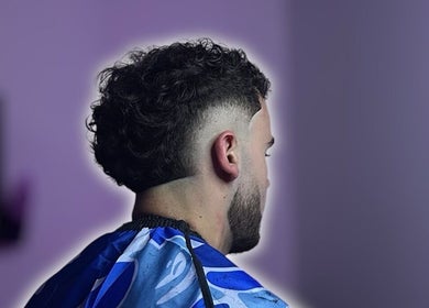Coiffure dégradée moderne chez maelbarb3r, Caen, Normandie, FR, mettant en valeur l'élégance masculine.