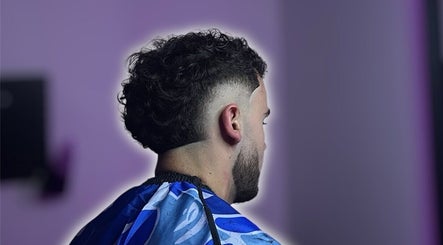 Coiffure dégradée moderne chez maelbarb3r, Caen, Normandie, FR, mettant en valeur l'élégance masculine.
