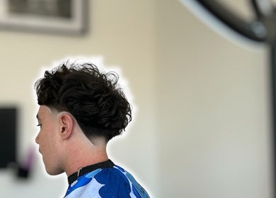Homme avec coupe de cheveux moderne chez maelbarb3r alençon, Alençon, Normandie, FR.