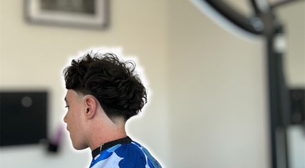 Homme avec coupe de cheveux moderne chez maelbarb3r alençon, Alençon, Normandie, FR.