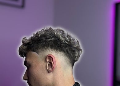 Coiffure moderne chez maelbarb3r alençon, Alençon, Normandie, FR, avec dégradé tendance.