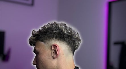 Coiffure moderne chez maelbarb3r alençon, Alençon, Normandie, FR, avec dégradé tendance.