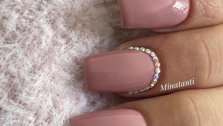 Ongles roses ornés de strass chez Minatanti, Perpignan, Occitanie, FR.