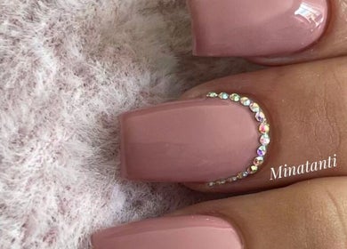 Ongles roses ornés de strass chez Minatanti, Perpignan, Occitanie, FR.
