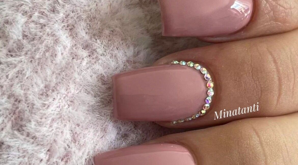 Ongles roses ornés de strass chez Minatanti, Perpignan, Occitanie, FR.